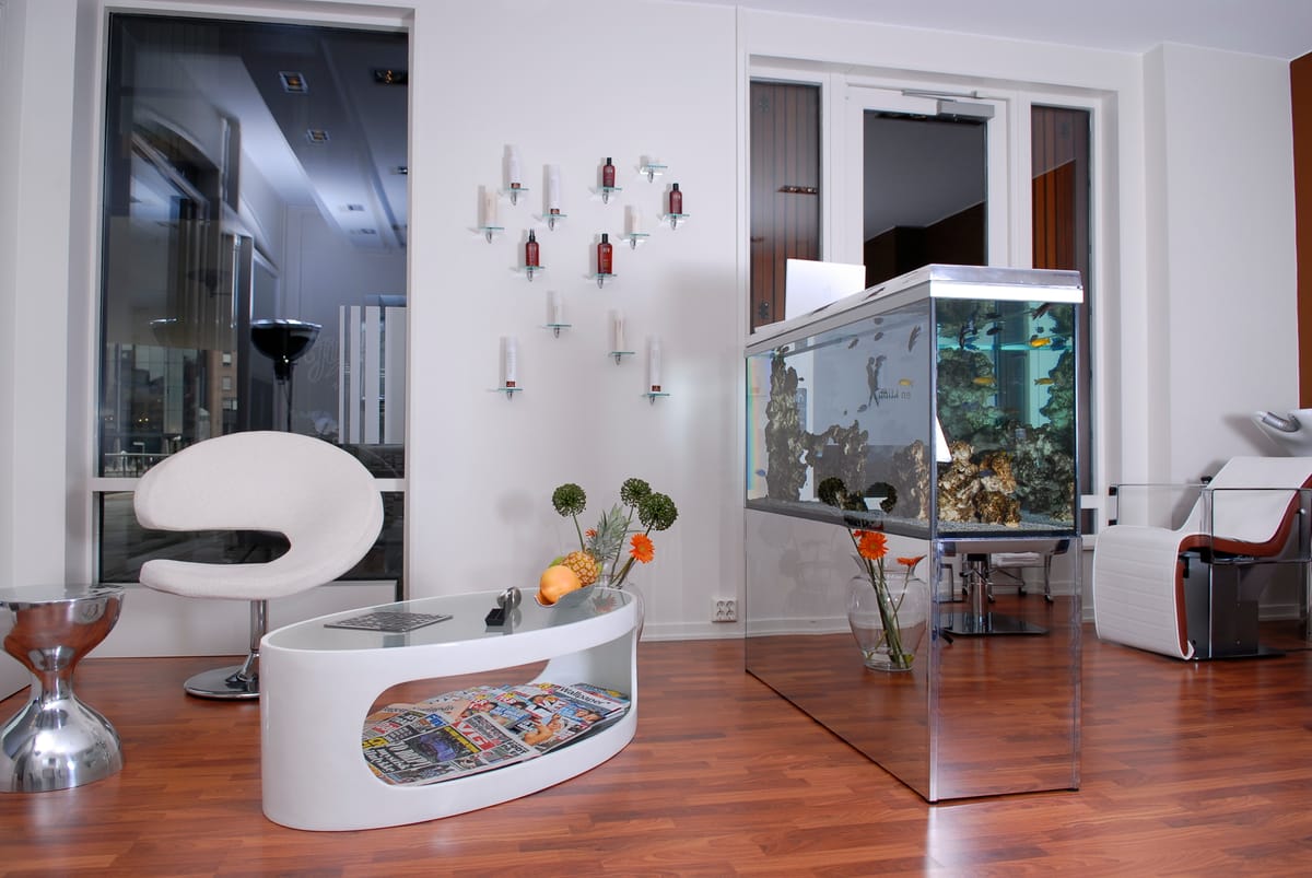 Loungeområde med akvarium hos En Klipp